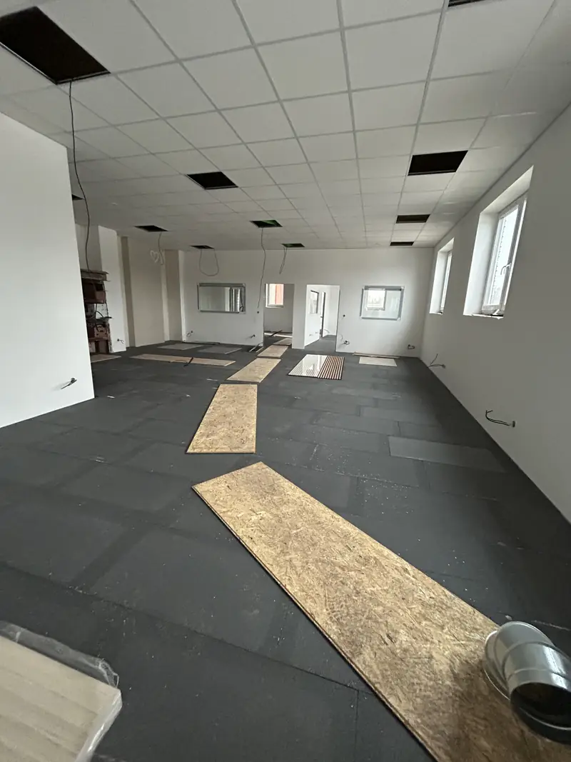 Rekonstrukce haly Havířov — kanceláře v průběhu rekonstrukce (podhled a elektroinstalace)