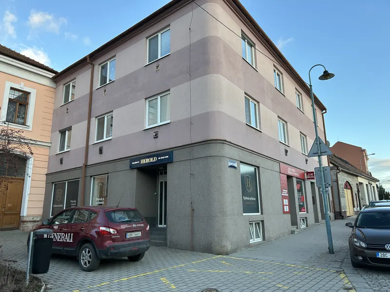 Brno-Židlochovice — nárožní bytový dům s komerčním přízemím